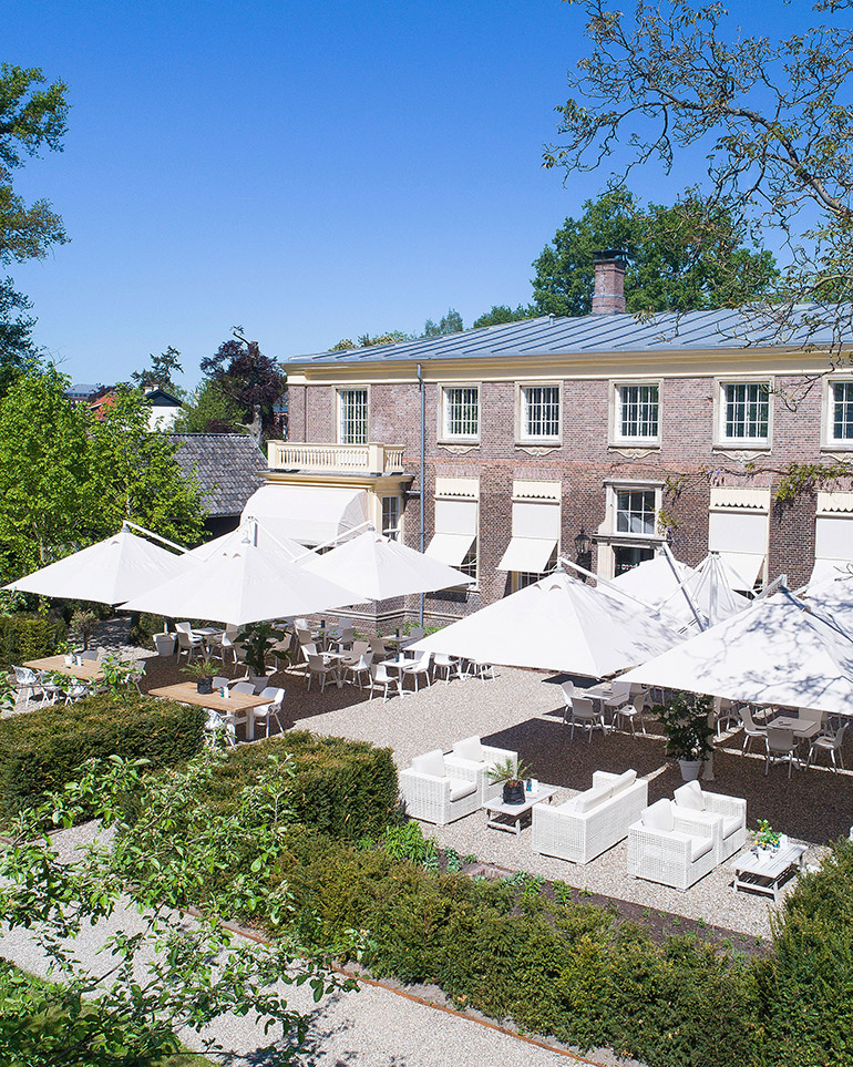 Parasols op een horeca terras