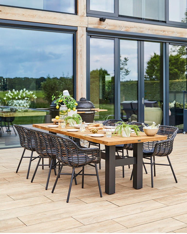 Tuintafel op een horeca terras