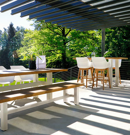 Tuinmeubelen op terras bij vakantiepark