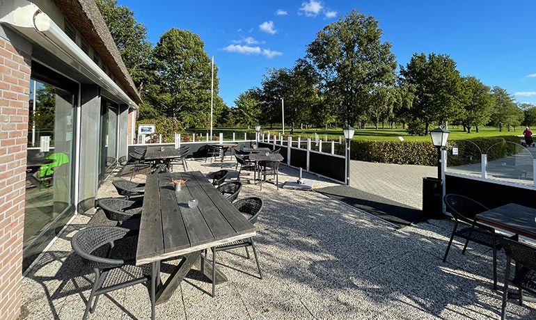 Houten tuintafel bij golfclub Holthuizen in Roden