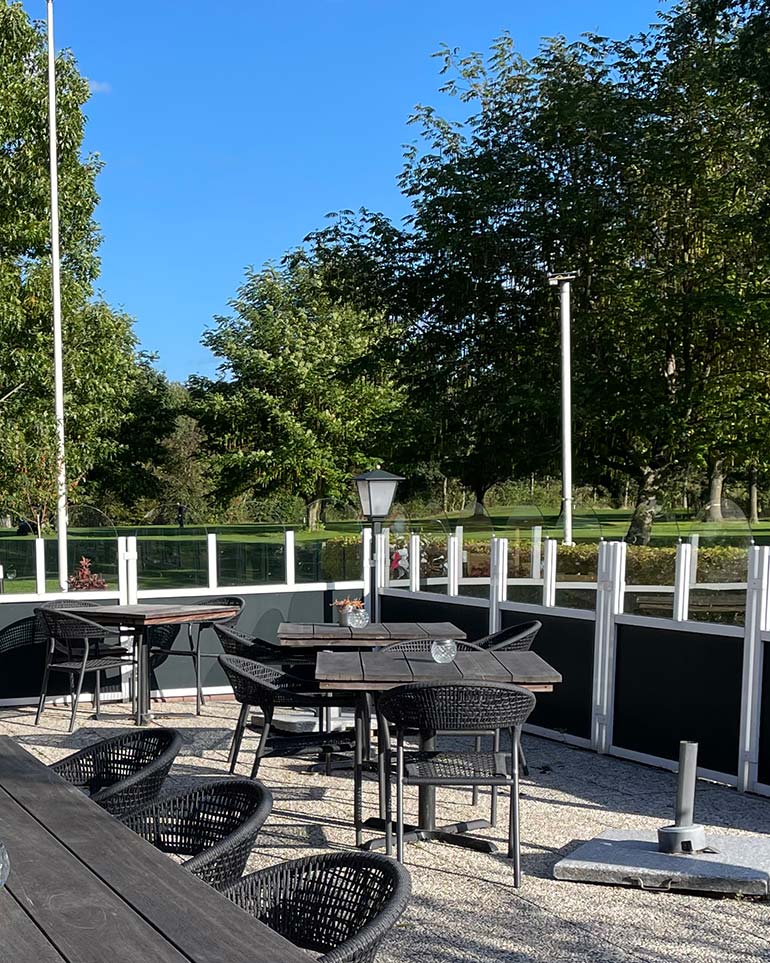 Terras met uitzicht over golfbaan Holthuizen in Roden.