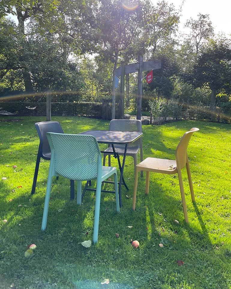 Tuinset in het gras bij theetuin Opende