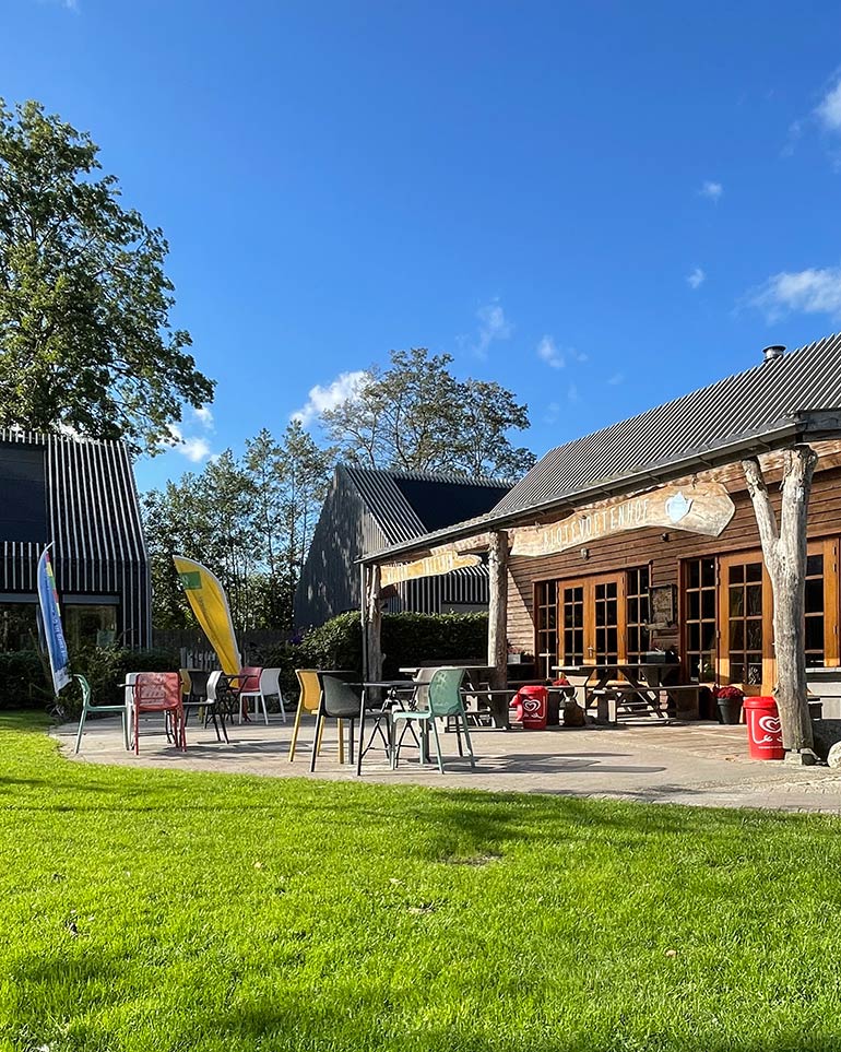 Buiten terras bij theetuin Opende